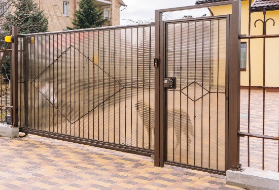 Купить ворота из профлиста с элементами ковки, с металлическими столбами в рамке или под дерево в Ишиме от 155385 руб